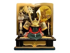 久月　子供着用大鍬形兜　丸鷹二曲屏風中高床飾り